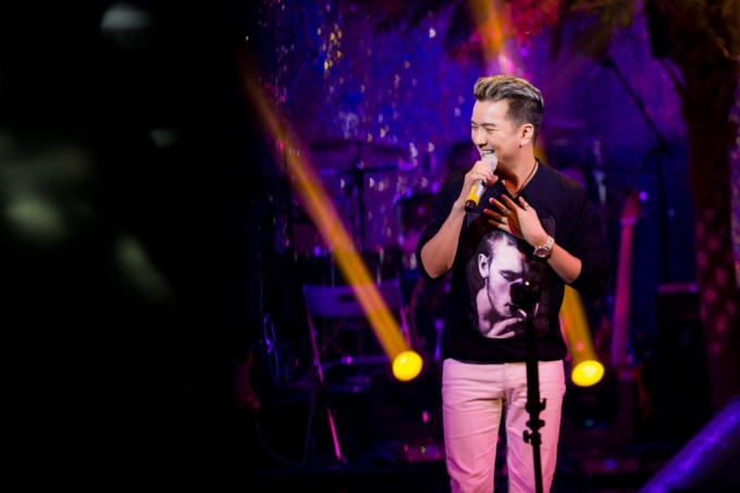 Mr.Đàm rất thích thú trước câu hỏi của ca sĩ Phượng Vũ của Giọng hát Việt khi xin anh lời khuyên về kinh nghiệm chọn ca khúc, dòng nhạc cho phù hợp khán giả Bắc- Nam