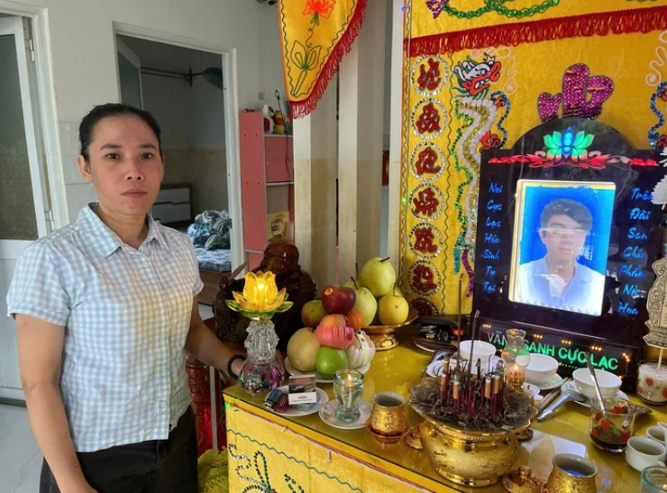 Chị Trần Thị Nhật, vợ nạn nhân Ng.X.V., đau lòng trước cái chết của chồng.