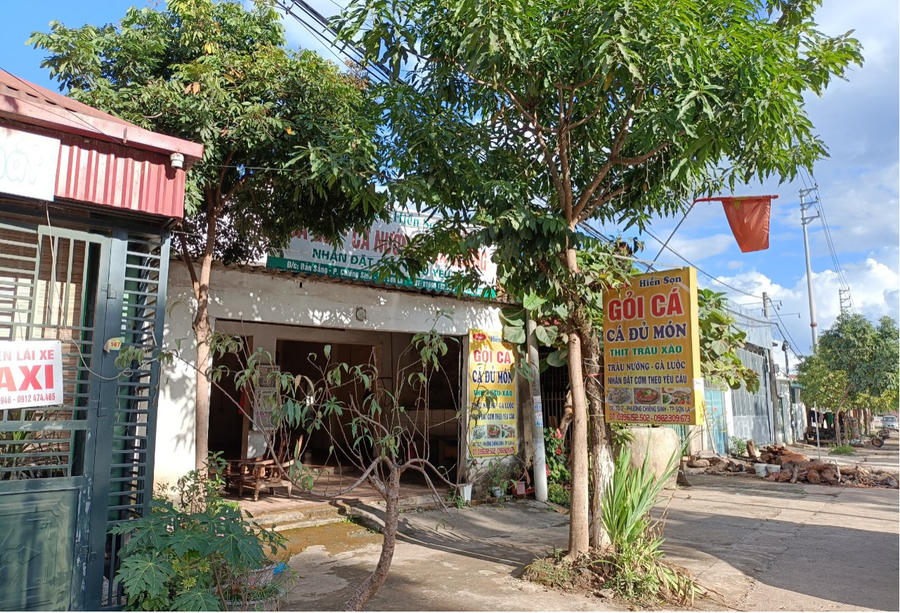 Căn nhà nơi chị Cà Thị Phông sống với bố mẹ tại bản Sẳng và sổ đỏ cấp cho Cà Thị Phông