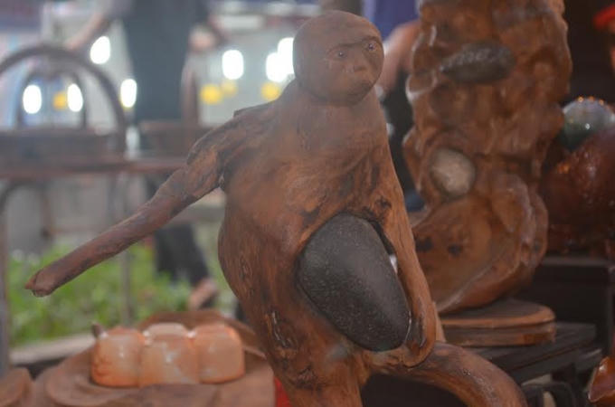 Khỉ ôm đá
