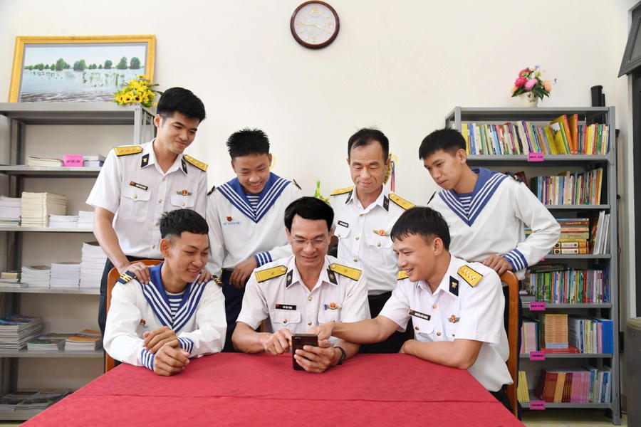 : Cán bộ, chiến sĩ Trung đoàn 551, Vùng 5 Hải quân học tập, kiểm tra, đánh giá năng lực “Bình dân học vụ số” trên ứng dụng QiMe