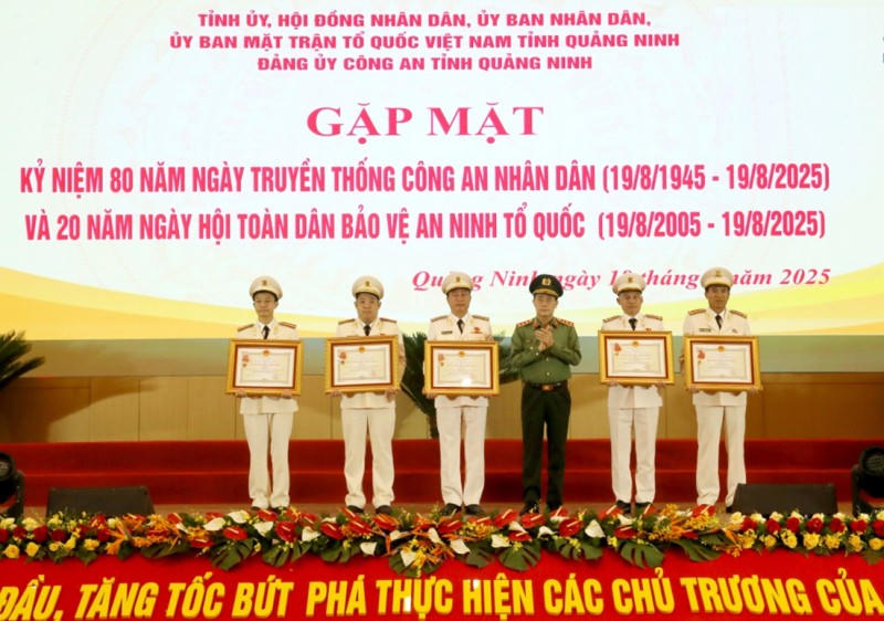 Thứ trưởng Bộ Công an Lê Quốc Hùng trao tặng Huân chương chiến công hạng Nhì và Ba của Chủ tịch nước cho các tập thể, cá nhân.