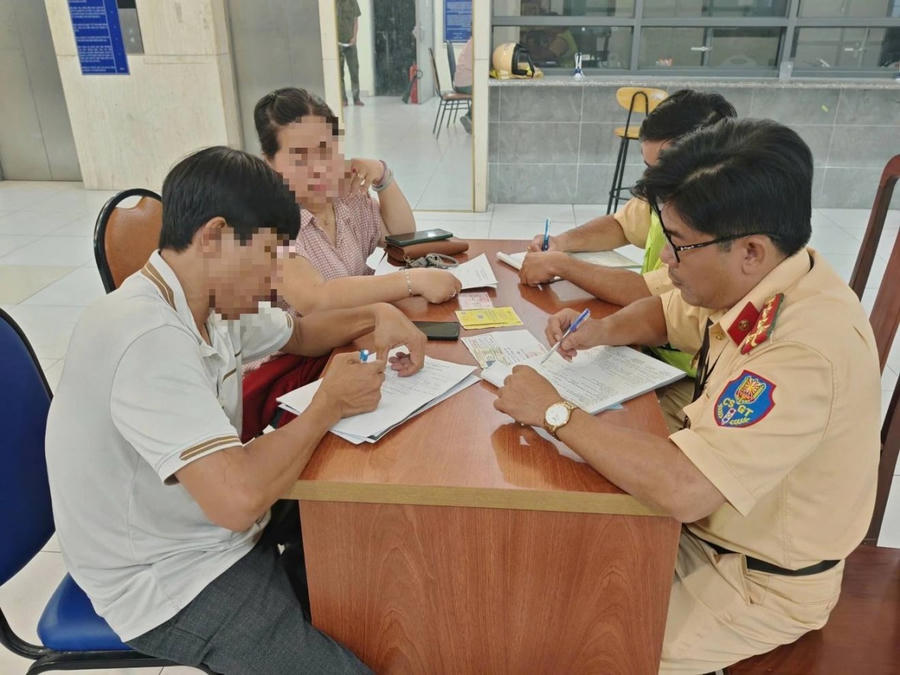 Công an lập biên bản tài xế xe cứu thương, đồng thời thu hồi giấy phép phát tín hiệu ưu tiên xe cứu thương này.