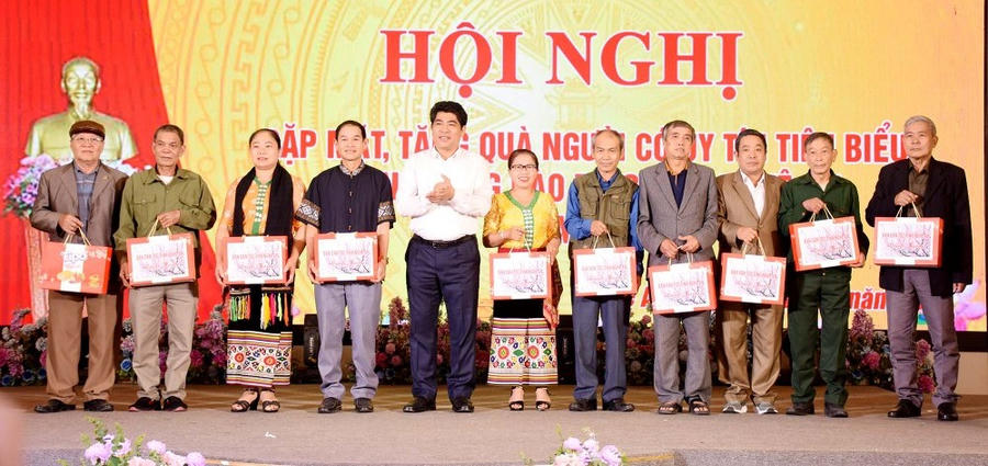 Tặng quà cho 250 người có uy tín tiêu biểu trong đồng bào dân tộc thiểu số