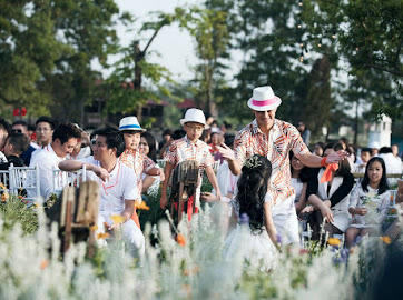 Xu&acirc;n Bắc nắm tay 2 con trai - Bi B&eacute;o, Minh Bủm catwalk giữa vườn hoa