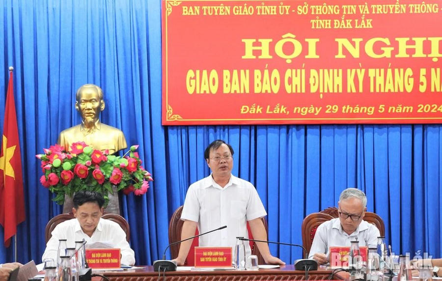 Phó Trưởng ban Thường trực Ban Tuyên giáo Tỉnh ủy Đắk Lắk Huỳnh Chiến Thắng phát biểu tại hội nghị.