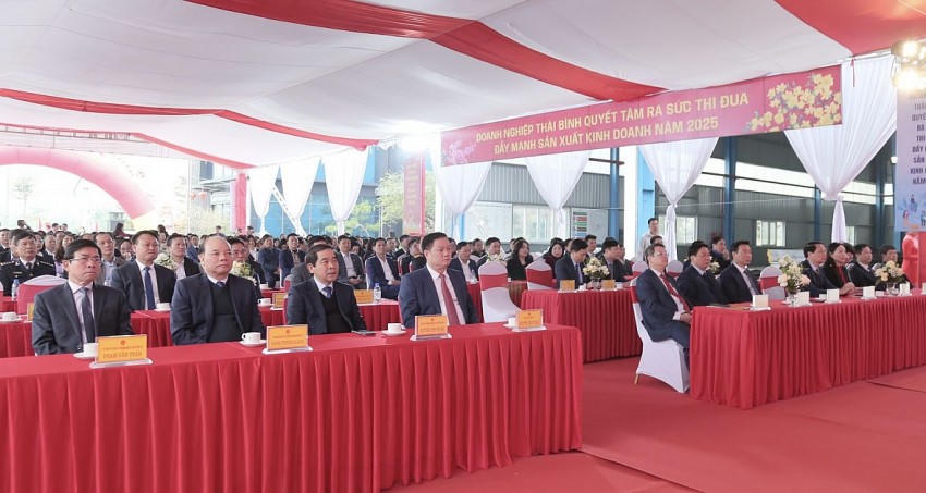 Các đồng chí lãnh đạo tỉnh và đại biểu tham dự Lễ Phát Động.