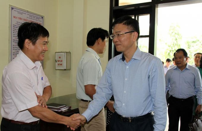 Bộ trưởng Lê Thành Long thân mật thăm hỏi cán bộ ngành Tư pháp Thừa Thiên Huế.