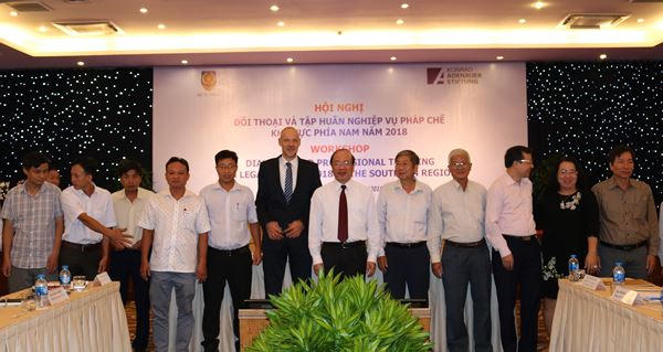 Tại Hội thảo, nhiều ý kiến cho rằng một nguyên nhân khiến địa vị pháp lý của công chức pháp chế đến nay vẫn không được chính danh bởi sự mâu thuẫn trong các văn bản luật.