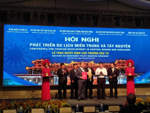 Thủ tướng Nguyễn Xuân Phúc trao quyết định đầu tư cho các tỉnh miền Trung - Tây Nguyên.