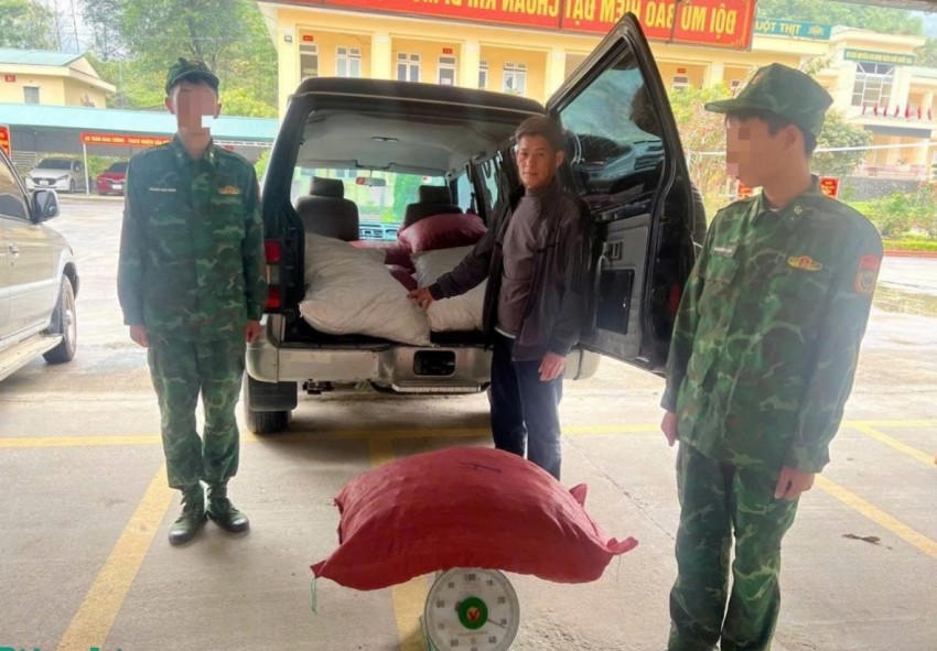 Đối tượng Nông Văn Thành cùng tang vật bị Đồn Biên phòng Lũng Nặm bắt giữ. (Ảnh: Huy Dương)
