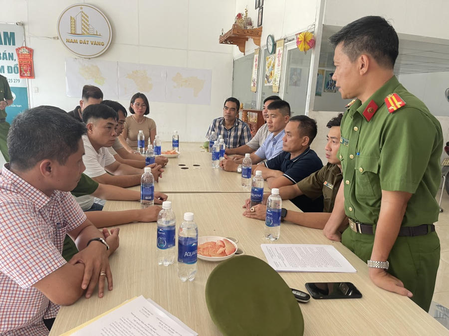 Lực lượng Công an xã tuyên truyền kiến thức pháp luật về PCCC.