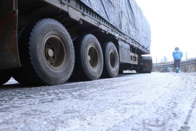 Băng phủ kín mặt đường đoạn đèo Ô Quy Hồ thuộc địa phận tỉnh Lai Châu đi Sa Pa khiến các phương tiện không thể lưu thông. (Ảnh: Nguyễn Oanh/TTXVN)