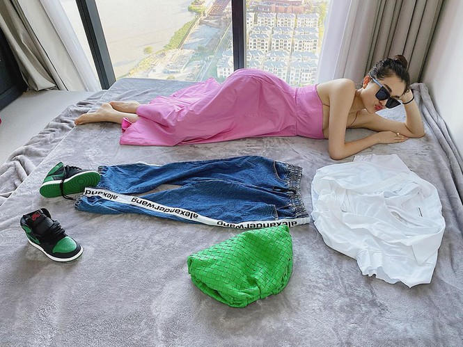 Ngày cách ly thứ 6: Hướng dẫn 50 sắc thái chụp ảnh tại gia, Đỗ Mỹ Linh khoe vai trần sexy - ảnh 15