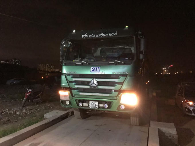 Xe tải 29C- 565.57 đeo lô gô PTH trên đầu xe ghi dòng chữ “Chạy bốn mùa không nghỉ”.