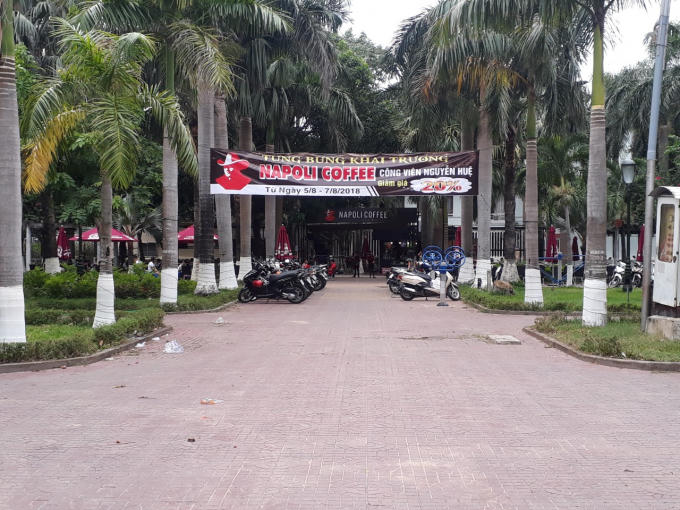 Khuôn viên Công viên Nguyễn Huệ bị biến thành nhà kinh doanh cà phê cho công ty Song Huy