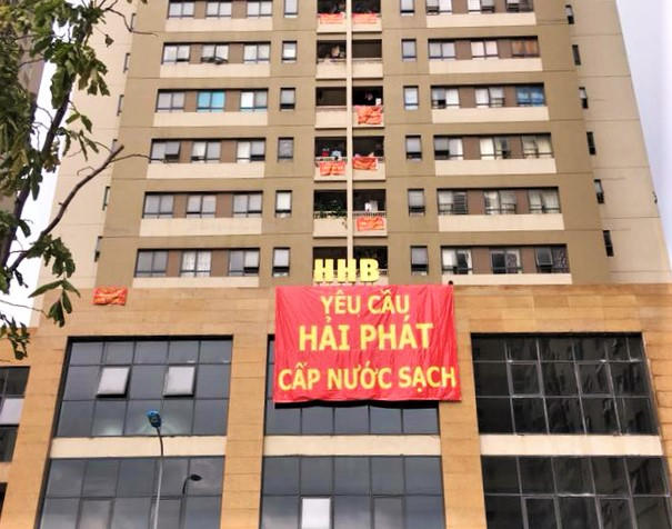 Người dân khu đô thị mới Tân Tây Đô treo băng rônyêu cầu chủ đầu tư là Công ty Cổ phần Đầu tư Hải Phát giải quyết vấn đề cung cấp nước sạch cho cư dân.