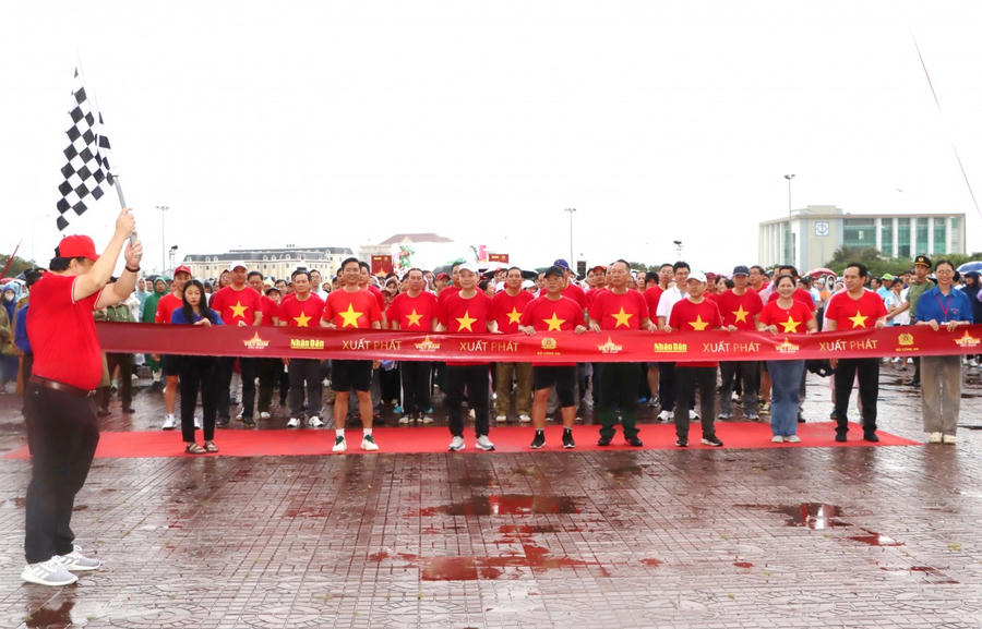Ông Phạm Thành Ngại - Chủ tịch UBND tỉnh thực hiện nghi thức phất cờ xuất phát, chính thức khởi động hành trình đi bộ với thông điệp “1 tỷ bước chân tiến vào kỷ nguyên mới”.