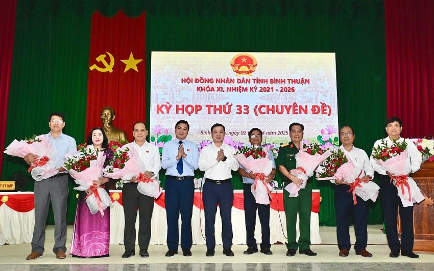 Bí thư Tỉnh ủy và Chủ tịch UBND tỉnh tặng hoa cho các trường hợp miễn nhiệm chức danh và 2 tân Ủy viên UBND tỉnh.