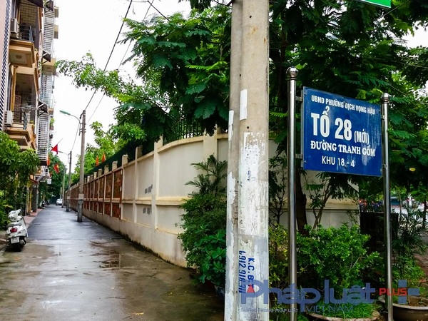 Bà Bùi Thị Sinh, tổ phó tổ dân phố 28, cho biết trong quá trình thực hiện, diện tích trước cửa nhà của mỗi hộ sẽ được phép chọn lựa khung cảnh trên bức tường nhưng tất cả phải cùng một màu sắc nhằm đảm bảo tính đồng bộ.