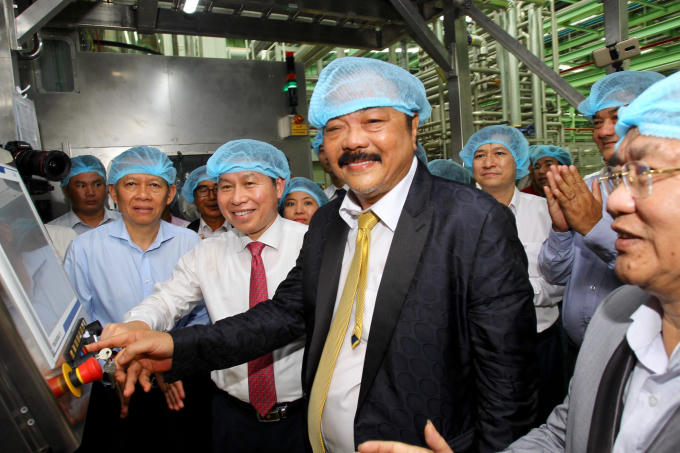 Tổng Gi&aacute;m đốc Trần Qu&iacute; Thanh, Tổng Gi&aacute;m đốc Tập đo&agrave;n T&acirc;n Hiệp Ph&aacute;t v&agrave; &ocirc;ng L&ecirc; Tiến Ch&acirc;u, Ph&oacute; B&iacute; thư, Chủ tịch UBND tỉnh Hậu Giang c&ugrave;ng bấm n&uacute;t khởi động hệ thống d&acirc;y chuyền c&ocirc;ng nghệ kh&eacute;p k&iacute;n v&ocirc; tr&ugrave;ng Aseptic tại nh&agrave; m&aacute;y Nummber One Hậu Giang.