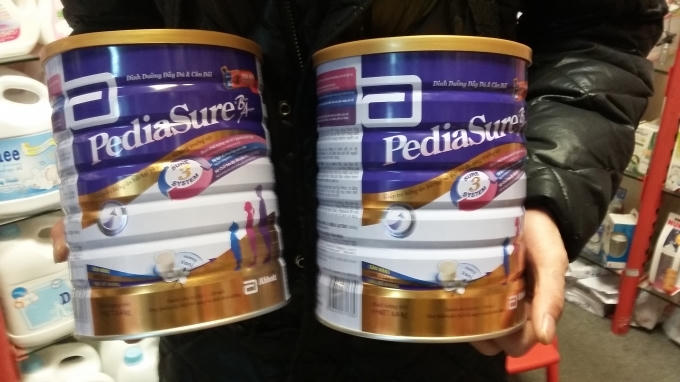 Hai hộp sữa PediaSure BA phát hiện những vẩn đen bất thường mà khách hàng phản ánh.