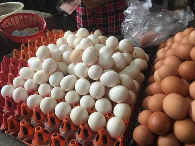Trứng gà ta giá rẻ được bán tràn lan ở chợ Hà Nội.