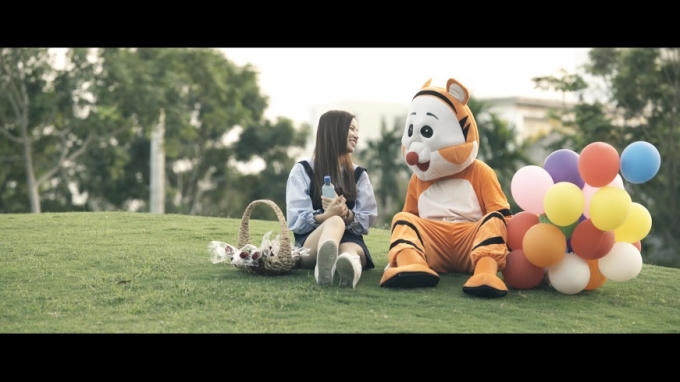 "Thú bông" Phi Trường vui vẻ cùng "ngôi sao thời trang" Hạ Anh
