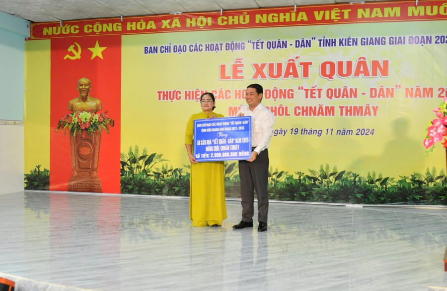 Phó Chủ tịch UBND tỉnh Lê Trung Hồ - Trưởng Ban Chỉ đạo các hoạt động Tết Quân – Dân giai đoạn 2021 – 2025 trao bảng tượng trưng hỗ trợ xây dựng 58 căn nhà bà con nhân dân xã Bàn Thạch dịp Tết Quân – dân.