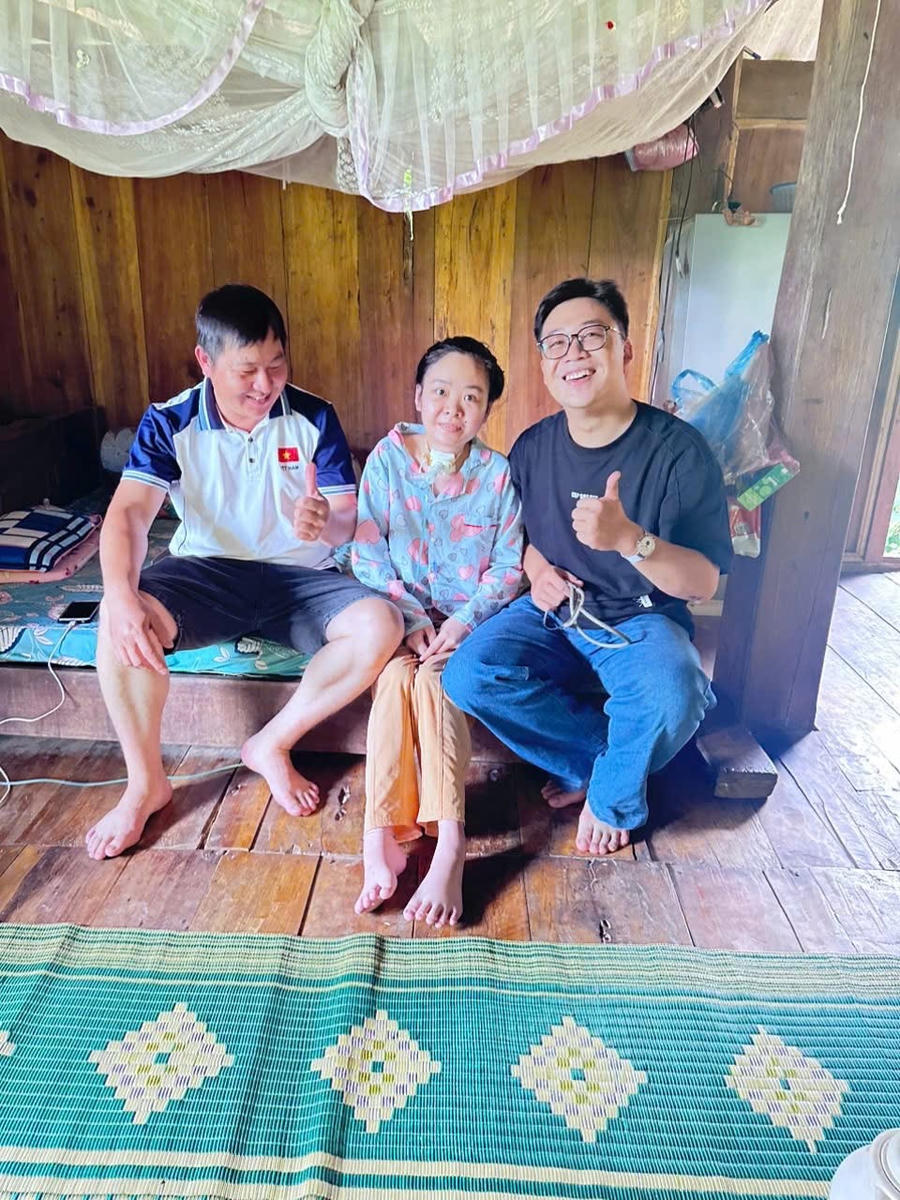 BS. Phùng Giang Hùng và điều dưỡng Hà Trần Thảo trực tiếp khám lại và thăm hỏi, động viên em Hà Thị Thanh Hoài tại gia đình.