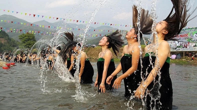 Màn trình diễn gội đầu bên suối trong Lễ hội của người Thái. (Ảnh: Internet).
