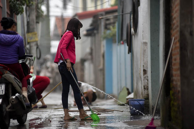 Đường thôn cũng ngổn ngang bùn đất, vật liệu. Việc dọn dẹp kéo dài tới chiều 4/1 vẫn chưa xong.