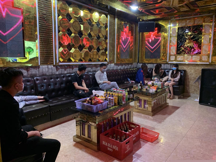 Quán karaoke vẫn ngang nhiên hoạt động bất chấp lệnh cấm