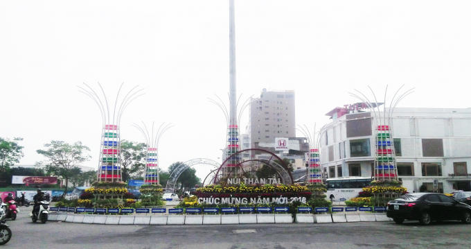 Dọc đường 2/9 cũng bố trí những chậu hoa nhiều sắc màu.