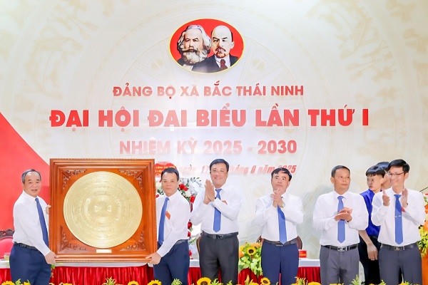 Ông Lê Khánh Hải, Ủy viên Ban Chấp hành Trung ương Đảng, Chủ nhiệm Văn phòng Chủ tịch nước, tặng quà của Chủ tịch nước chúc mừng Đại hội.