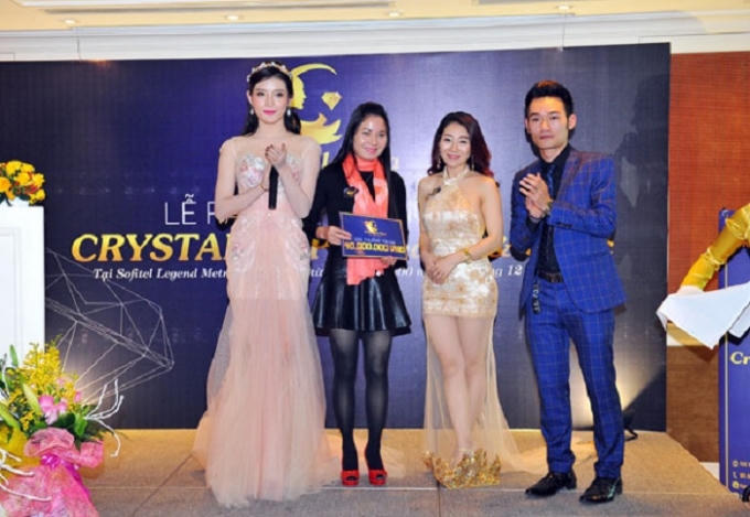 &Aacute; hậu Huyền My n&oacute;ng bỏng đ&oacute;n gi&aacute;ng sinh tại Thủ đ&ocirc;