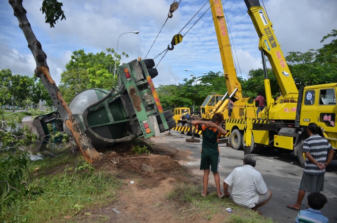 Chiếc xe bồn được kéo lên từ rạch nước.