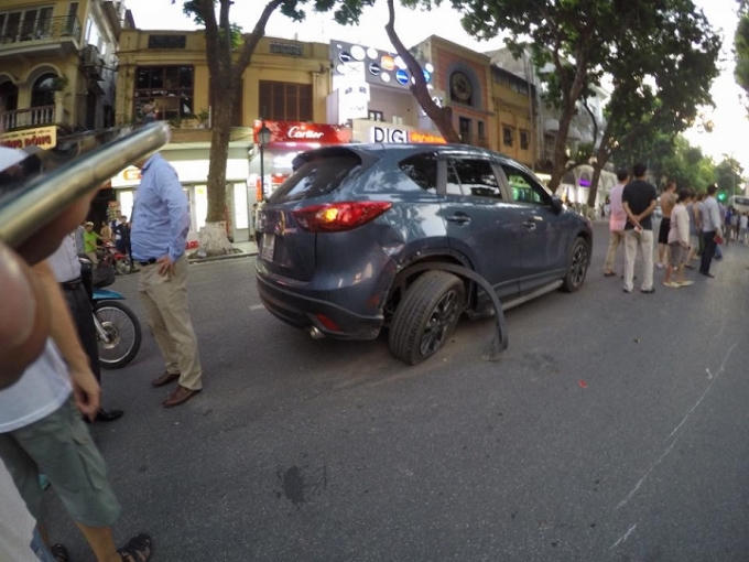 Xe ôtô bị nổ lốp.