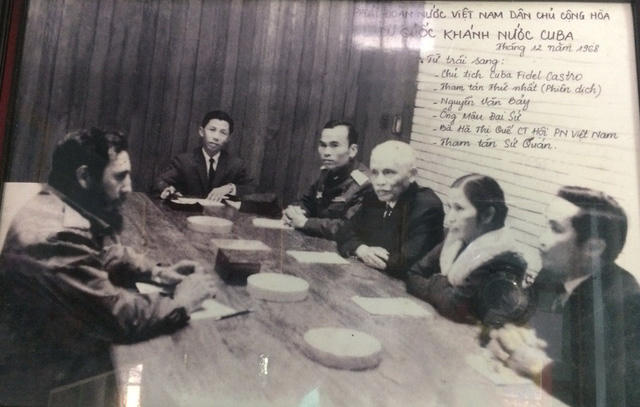 Đại t&aacute; phi c&ocirc;ng Nguyễn Văn Bảy (người thứ ba b&ecirc;n phải) trong một lần c&ugrave;ng c&aacute;c đại biểu Việt Nam hội đ&agrave;m Chủ tịch Fidel Castro.