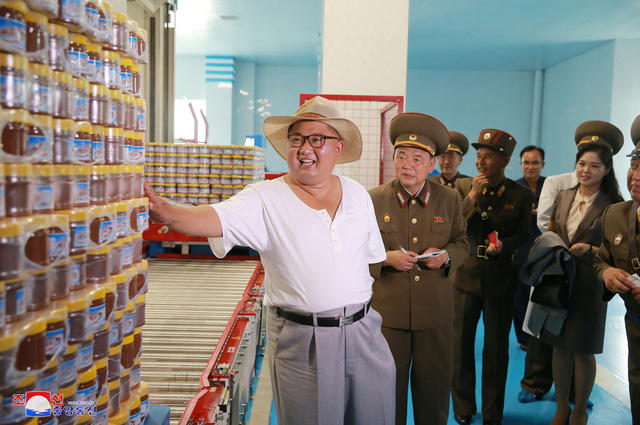 Trong các chuyến thị sát hoặc khi tham dự các sự kiện trước đây, ông Kim Jong-un thường lựa chọn những bộ trang phục theo phong cách Mao Trạch Đông với thiết kế trang trọng.