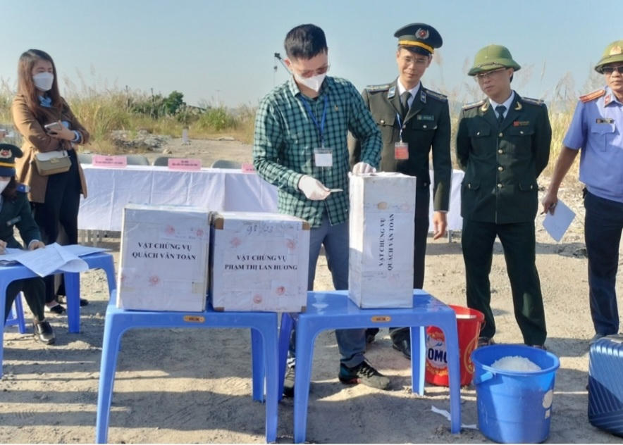 Các cơ quan chức năng giám sát việc tiêu hủy. Ảnh Công an Quảng Ninh