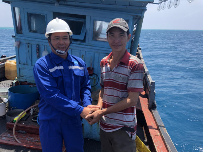 Niềm vui của thuyền trưởng tàu cá PY 92557 TS khi đã khắc phục xong sự cố.