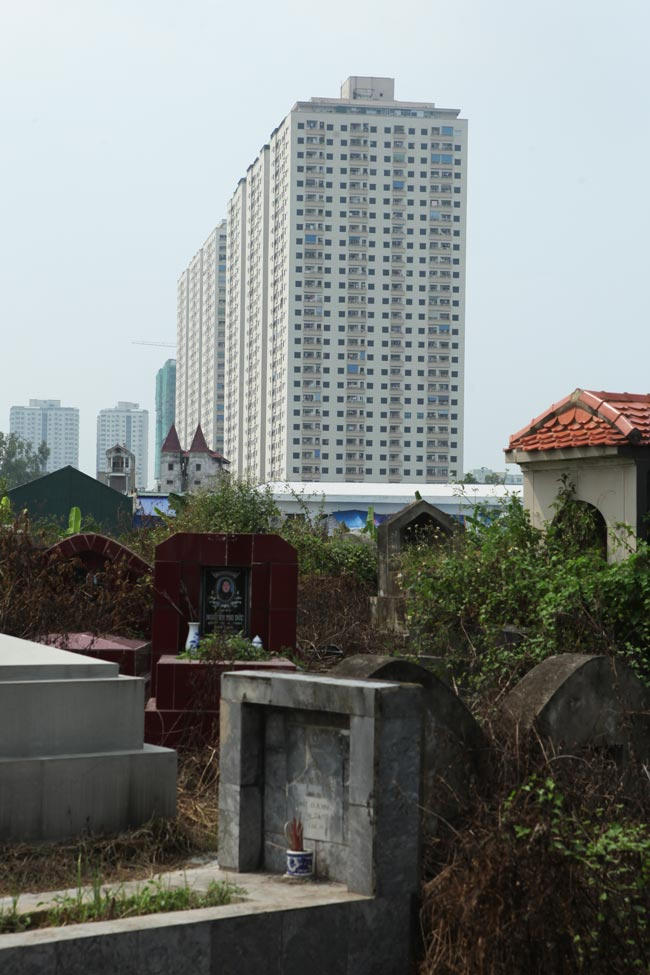 Khu dân cư đã tiến sát các nghĩa trang ven đô, ranh giới giữa thế giới của người sống và người chết đã trở nên thật gần. (Ảnh: Dân Việt).