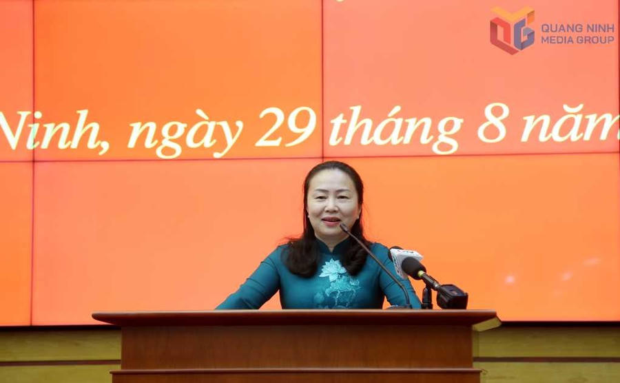 Tân Trưởng Ban Tổ chức Tỉnh ủy bà Vi Ngọc Bích phát biểu nhận nhiệm vụ.