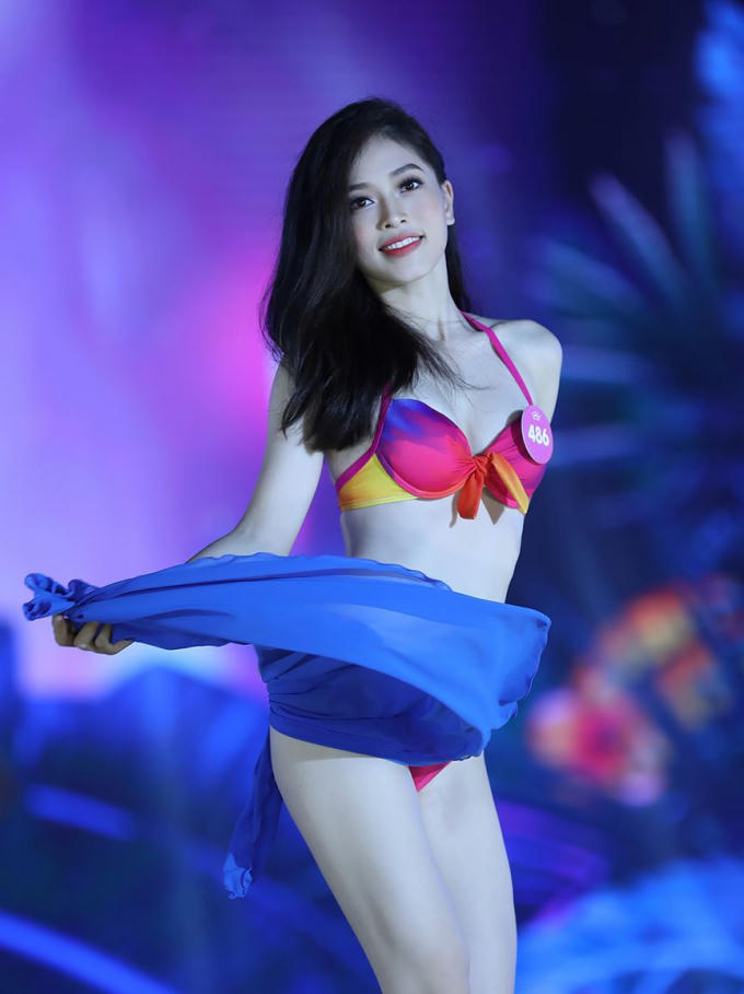 Bùi Phương Nga, cao 1m72.