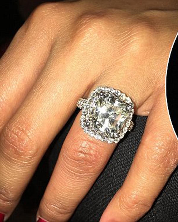 Đây là chiếc nhẫn thứ hai cô nhận được từ Meek Mill. Ảnh: Internet