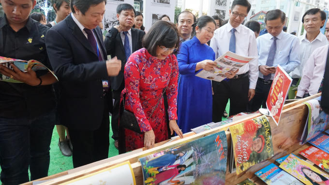 Tham quan báo Xuân.