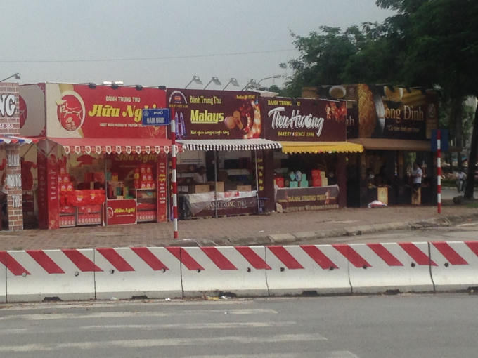 Phố Hàm Nghi nhiều gian hàng bánh trung thu dựng san sát nhau trên vỉa hè.