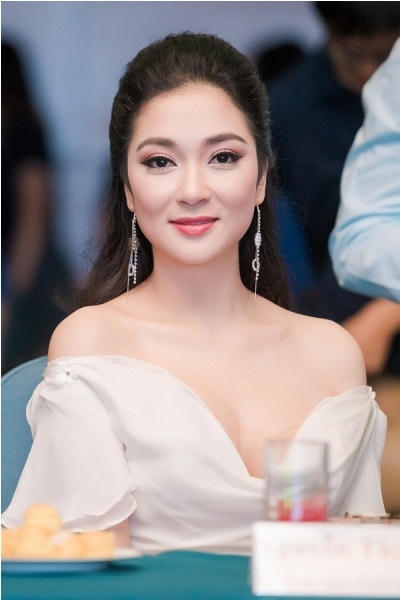 Với khuôn mặt đậm chất Á Đông, Hoa hậu Nguyễn Thị Huyền luôn chiếm được tình cảm của khán giả.