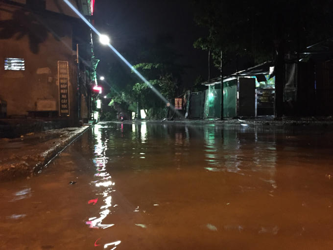 H&agrave; Nội: Mưa lớn khiến nhiều tuyến đường ngập s&acirc;u